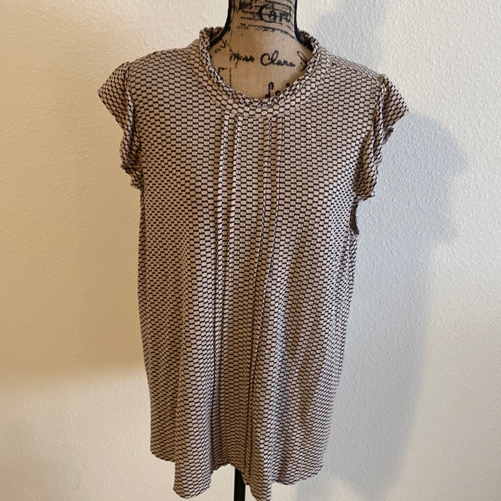 Sleeveless tan and black top